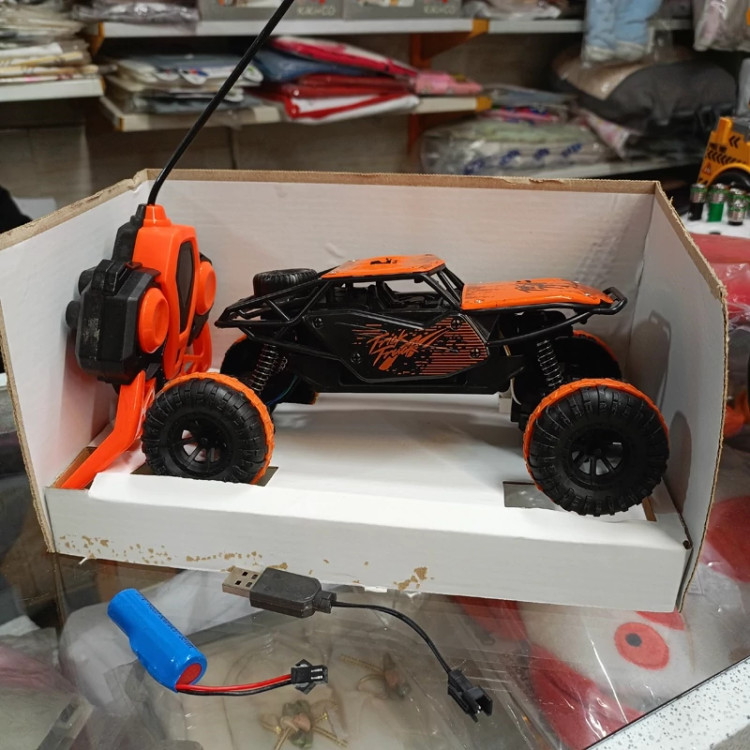 اسباب بازی ماشین کنترلی شارژی فلزی کمک فنر دار 4 کانال